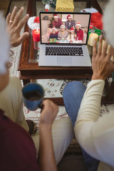 Deux Hommes Faisant Appel Vidéo Ordinateur Portable Noël Saluant Famille — Photo