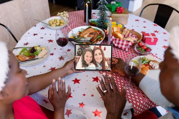 Viftande Afrikansk Amerikansk Senior Par Gör Tablett Jul Videosamtal Med — Stockfoto