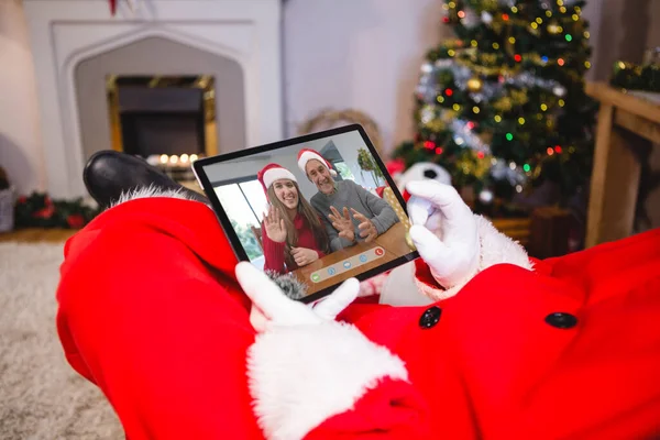 Santa Claus Haciendo Videollamada Navideña Portátil Con Padre Hija Caucásicos — Foto de Stock
