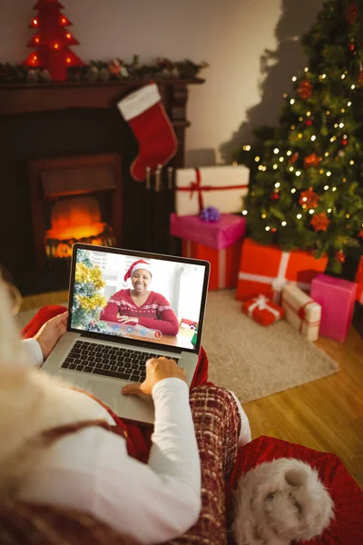 Santa Sentado Sillón Escribiendo Ordenador Portátil Casa Sala Estar — Foto de Stock