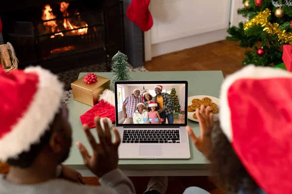 与多代家庭一起制作笔记本电脑圣诞视频通话的非洲裔美国夫妇 圣诞节 节日和通信技术 — 图库照片