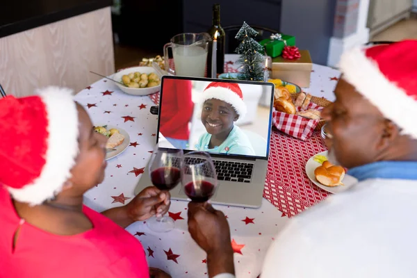 Torunuyla Noel Baba Şapkası Takmış Afrika Kökenli Amerikalı Büyükbaba Büyükbaba — Stok fotoğraf