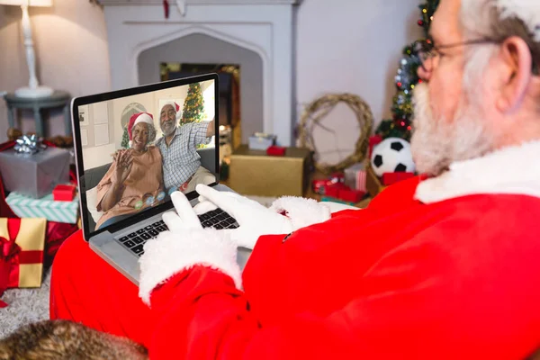 Caucásico Santa Claus Navidad Videollamada Portátil Con Pareja Afroamericana Navidad — Foto de Stock