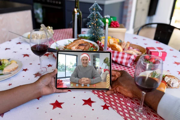 Afrikanska Amerikanska Par Surfplatta Jul Videosamtal Med Leende Manliga Vän — Stockfoto