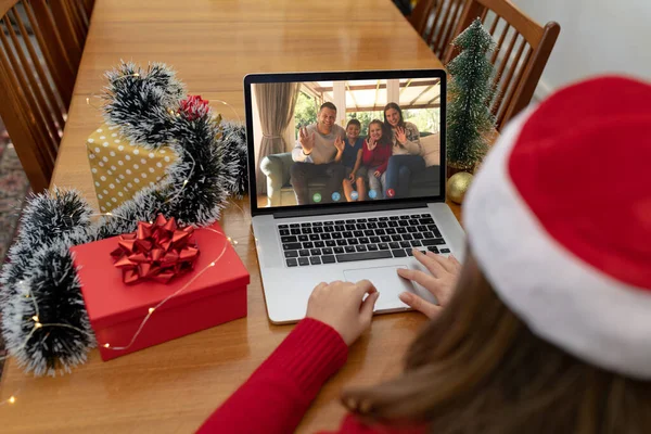高加索女人和挥手的高加索家庭一起制作手提电脑圣诞视频通话 圣诞节 节日和通信技术 — 图库照片