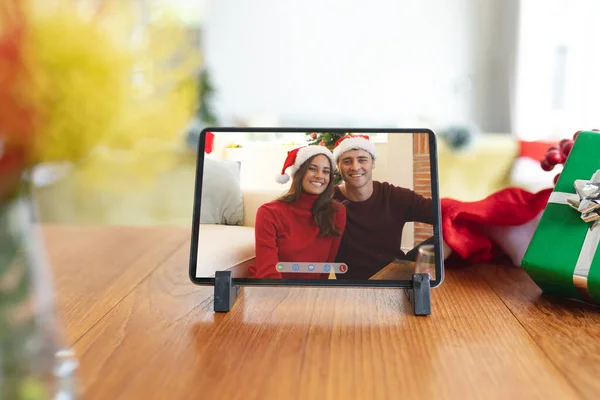 Feliz Pareja Caucásica Sombreros Santa Sonriendo Pantalla Video Llamada Tableta — Foto de Stock