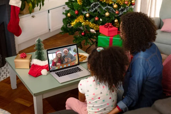 クリスマスのラップトップビデオのアフリカ系アメリカ人の母親と娘は友人と通話します クリスマスやお祭りや通信技術は — ストック写真