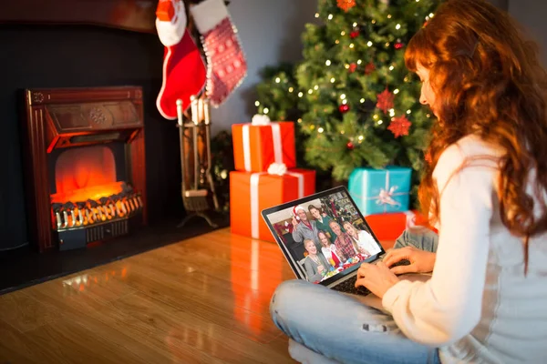 Femme Rousse Assise Sur Sol Utilisant Ordinateur Portable Noël Maison — Photo