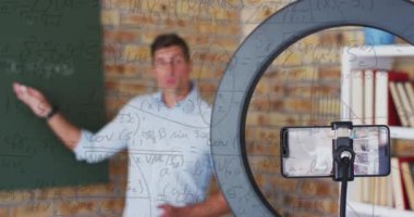 Kafkas erkek öğretmenin video kaydının animasyonu. çevrimiçi öğrenme ve eğitim kavramı dijital olarak oluşturulmuş video.