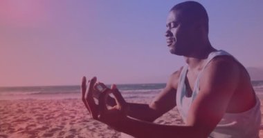 Sahilde meditasyon yapan Afro-Amerikan bir adamın animasyonu. sağlık ve zindelik kavramı dijital olarak oluşturulmuş video.