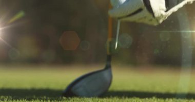 Golf topu ve golf sopası üzerinde hafif noktaların animasyonu. global sporlar, golf ve sağlıklı yaşam tarzı konsepti dijital olarak oluşturulmuş video.
