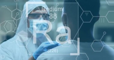 Kafkasyalı doktorun üzerindeki kimya sembollerinin animasyonu. küresel tıp, bağlantılar ve teknoloji covid 19 salgın konsepti boyunca dijital olarak üretilen video.