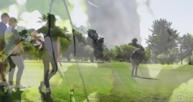 Golf sahasında golf oynayan yaşlı beyaz bir çiftin üzerindeki ağaçların animasyonu. global sporlar, golf ve sağlıklı yaşam tarzı konsepti dijital olarak oluşturulmuş video.