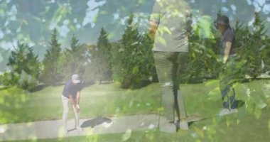 Golf sahasında golf oynayan yaşlı beyaz bir çiftin üzerindeki ağaçların animasyonu. global sporlar, golf ve sağlıklı yaşam tarzı konsepti dijital olarak oluşturulmuş video.
