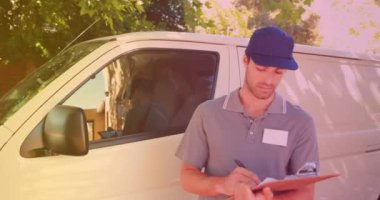 Gülümseyen beyaz erkek kurtarıcının panoya not aldığı animasyon. iş ve iş konsepti dijital olarak oluşturulmuş video.