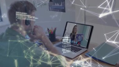 Dizüstü bilgisayarla insan üzerinden veri işleme ağı animasyonu. küresel internet güvenliği, veri işleme ve dijital arayüz kavramı dijital olarak oluşturulmuş video.