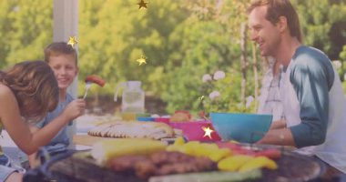 Gülümseyen beyaz aile üzerindeki yıldızların animasyonu. bbq Day ve kutlama konsepti dijital olarak oluşturulmuş video.