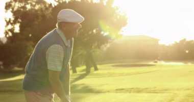 Golf sahasında golf oynayan yaşlı beyaz bir çiftin ışık izlerinin animasyonu. global sporlar, golf ve sağlıklı yaşam tarzı konsepti dijital olarak oluşturulmuş video.