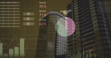 Binalar üzerinde finansal veri işleme animasyonu. küresel iş, finans, bağlantılar ve dijital arayüz konsepti dijital olarak oluşturulmuş video.