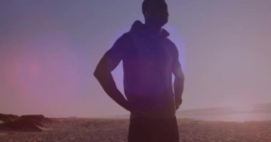 Sahilde gerinen Afrikalı Amerikalı adamın üzerindeki beneklerin animasyonu. sağlık ve zindelik kavramı dijital olarak oluşturulmuş video.
