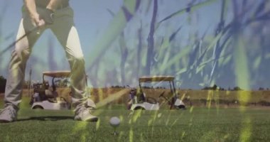 Golf sahasında golf oynayan yaşlı, beyaz bir adamın üzerinde çimen animasyonu. global sporlar, golf ve sağlıklı yaşam tarzı konsepti dijital olarak oluşturulmuş video.