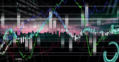 Şehir manzarası üzerinde finansal veri işleme animasyonu. küresel iş, finans, bağlantılar ve dijital arayüz konsepti dijital olarak oluşturulmuş video.