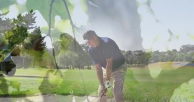 Golf sahasında golf oynayan yaşlı beyaz bir çiftin üzerindeki ağaçların animasyonu. global sporlar, golf ve sağlıklı yaşam tarzı konsepti dijital olarak oluşturulmuş video.