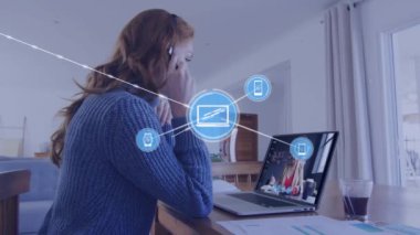 Dizüstü bilgisayar kullanarak kadın üzerindeki simgelerle bağlantı ağının animasyonu. küresel internet güvenliği, veri işleme ve dijital arayüz kavramı dijital olarak oluşturulmuş video.