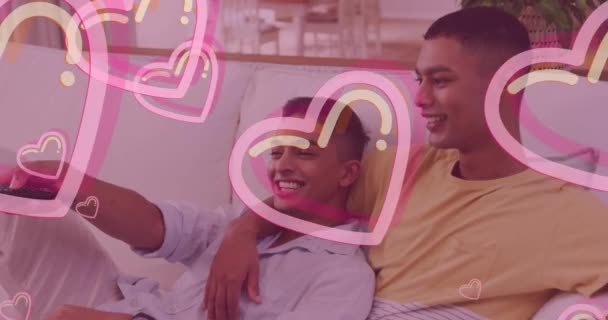 Mutlu Çift Cinsiyetli Erkek Eşcinsel Çiftin Yerine Kalp Animasyonu Gurur — Stok video