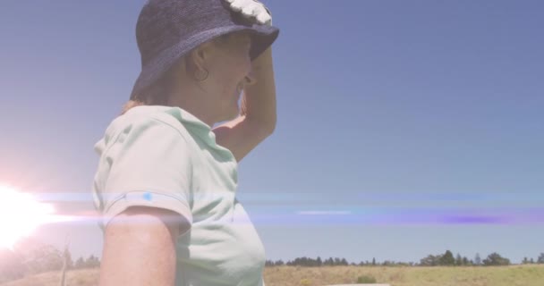 Animering Lätta Spår Över Äldre Kaukasiska Kvinna Spelar Golf Golfbanan — Stockvideo