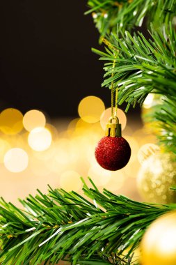Noel ağacı süslemelerinde peri ışıkları ve fotokopi alanı olan bir noel resmi. Noel, gelenek ve kutlama konsepti.