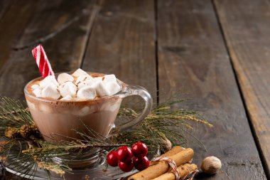 İçinde noel sıcak çikolatası ve ahşap arka planda fotokopi alanı olan lokum resmi. Noel, gelenek ve kutlama konsepti.
