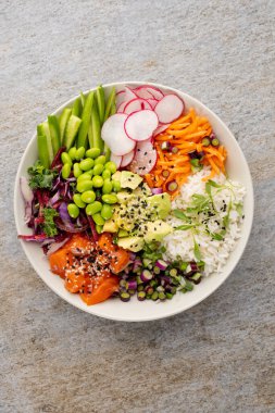 Gri arka planda Hawaii poke kasesinin genel manzarası. Hawaii Lezzetli Taze Yemek ve Sağlıklı Yeme.