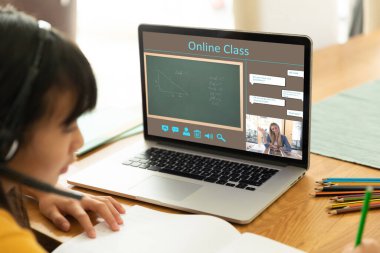 Görüntülü konuşma için dizüstü bilgisayar kullanan Asyalı kız, ekranda gülümseyen bayan öğretmen. iletişim teknolojisi ve çevrimiçi eğitim, dijital kompozit resim.