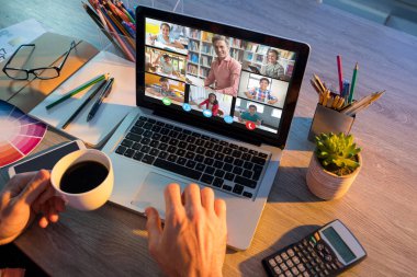 Adamın elleri ekranda çeşitli ilkokul öğrencilerinin gülümsediği bir video görüşmesi için dizüstü bilgisayar kullanıyor. iletişim teknolojisi ve çevrimiçi eğitim, dijital kompozit resim.