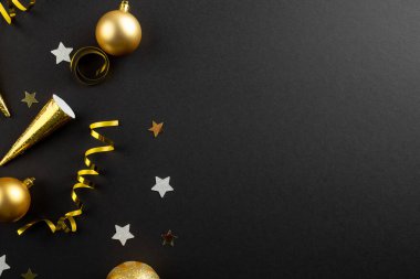 Gri arkaplandaki yeni yıl dekorasyonlarının yakın plan kompozisyonu. Yeni yıl partisi, kutlama ve uzay konseptini kopyalama.