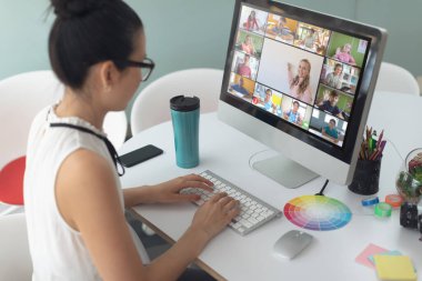 Görüntülü konuşma için dizüstü bilgisayar kullanan Asyalı bir kız. Ekranda çeşitli ilkokul öğrencileri gülümsüyor. iletişim teknolojisi ve çevrimiçi eğitim, dijital kompozit resim.