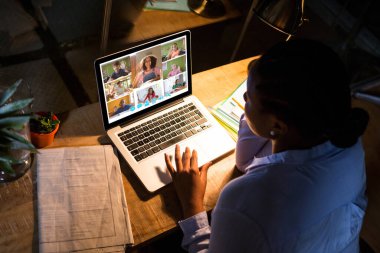 iş kadını ofiste dizüstü bilgisayar üzerinde çalışan