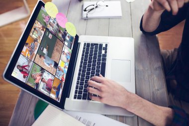 Müzik app midsection yaratıcı düzenleyicisinin üstünde laptop çalışma karşı