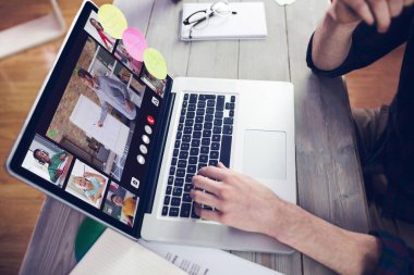 Müzik app midsection yaratıcı düzenleyicisinin üstünde laptop çalışma karşı