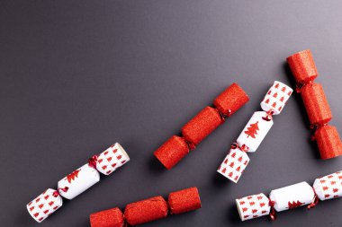 Gri arka planda fotokopi alanı olan noel bisküvileri. Noel, gelenek ve kutlama konsepti.