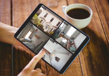 Ahşap masa onun tablet pc kullanan kadın