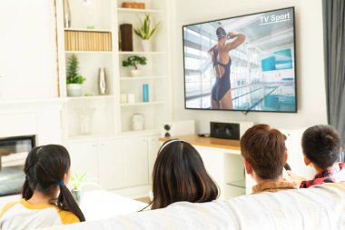 Ailesinin evde oturup, televizyonda yüzme yarışması izlediğini görmek. spor, rekabet, eğlence ve teknoloji konsepti dijital kompozit görüntü.