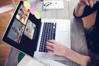 Müzik app midsection yaratıcı düzenleyicisinin üstünde laptop çalışma karşı