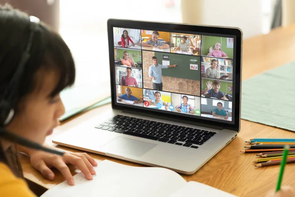 Menina Asiática Usando Laptop Para Videochamada Com Sorrindo Diversos Alunos — Fotografia de Stock