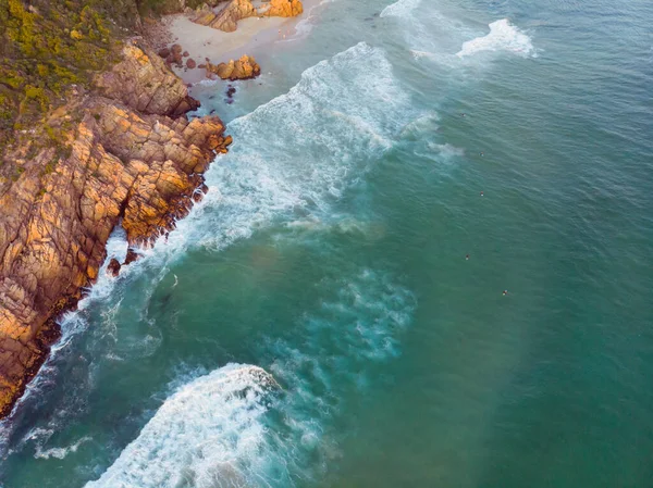 Vysoký Úhel Pohledu Mořské Vlny Mořský Břeh Skalnatým Pobřežím Krajina — Stock fotografie