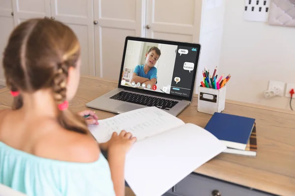 Kaukasische Mädchen Mit Laptop Für Videoanrufe Mit Grundschüler Auf Dem — Stockfoto