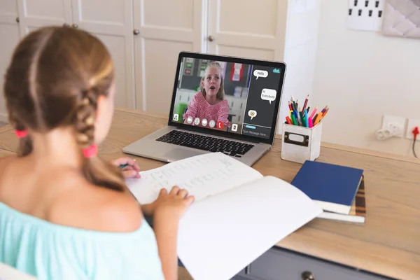 Menina Caucasiana Usando Laptop Para Chamada Vídeo Com Aluno Ensino — Fotografia de Stock
