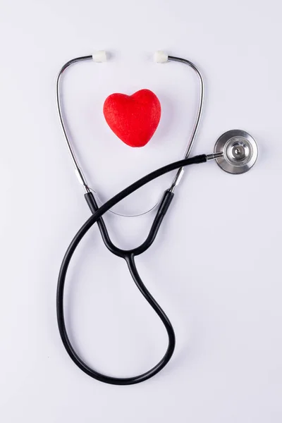 Вертикальное Изображение Красного Сердца Стетоскопа Белой Поверхности Здравоохранение Медицина Профилактика — стоковое фото