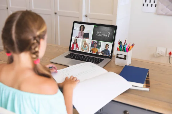 Menina Caucasiana Usando Laptop Para Videochamada Com Sorrindo Diversos Alunos — Fotografia de Stock